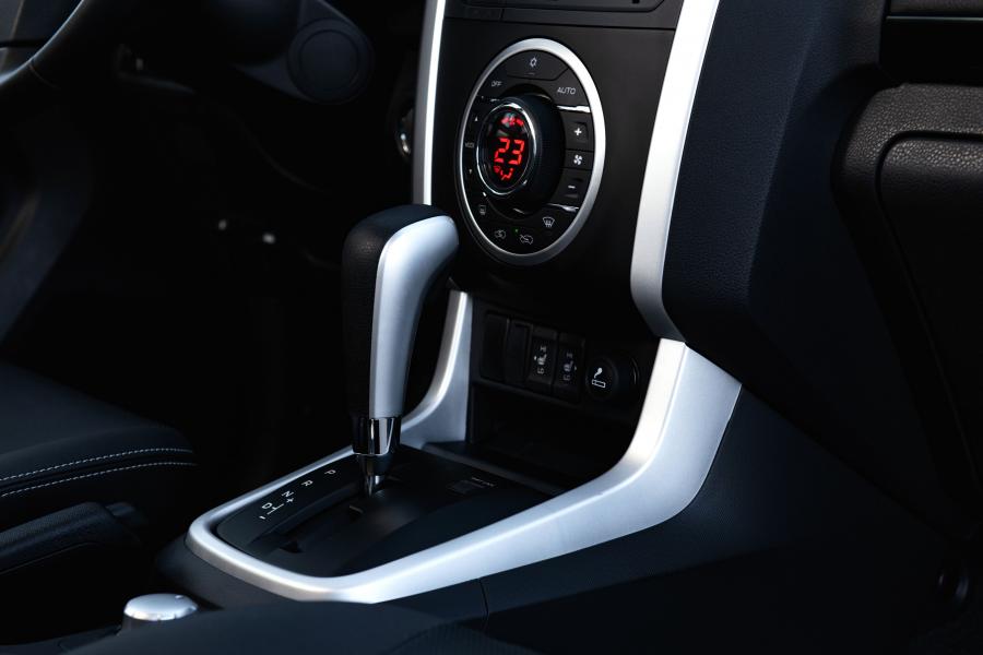 Детали интерьера Isuzu D-Max Double Cab 2019 года  (RU) (фото 7 из 25)